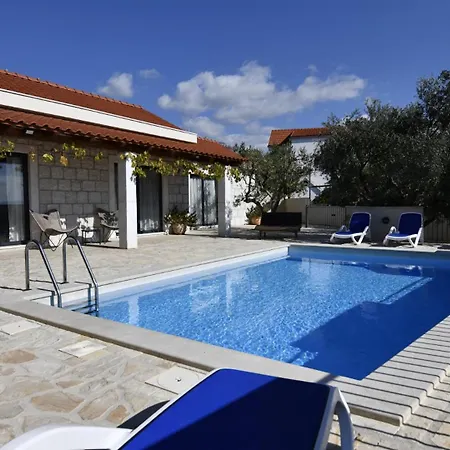 Vila Hilltop View - By Guide