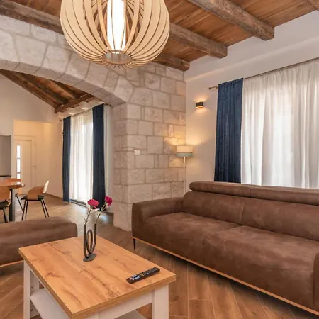 Vila Hilltop View - By Guide