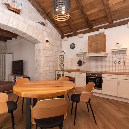 Hilltop View - By Guide Villa *