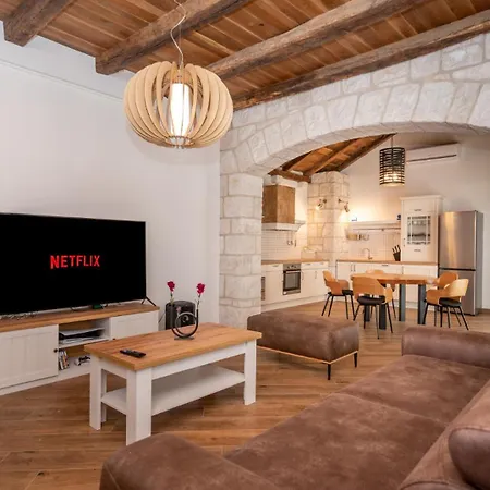 Hilltop View - By Guide فيلة سبليت